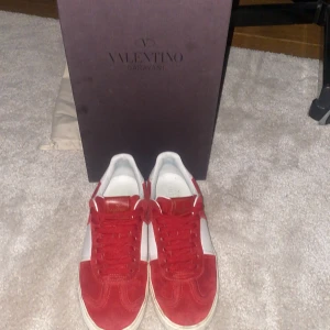 Valentino flycrew - Säljer nu mina riksfeta valentino flycrew till ett suveränt pris 🏆. Alla nitar är kvar. Svårt att hitta flycrew med denna kondition. Fråga vid minsta fundering. Priset är inte ristat i sten… 🪨 