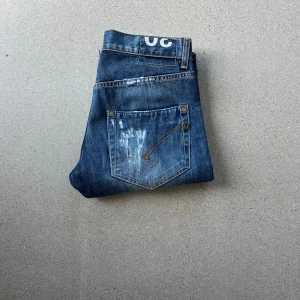 Dondup jeans  - Ett par feta Dondup jeans i storlek 30. Använt i mycket väl sick. Hör av er om ni har några funderingar 👏