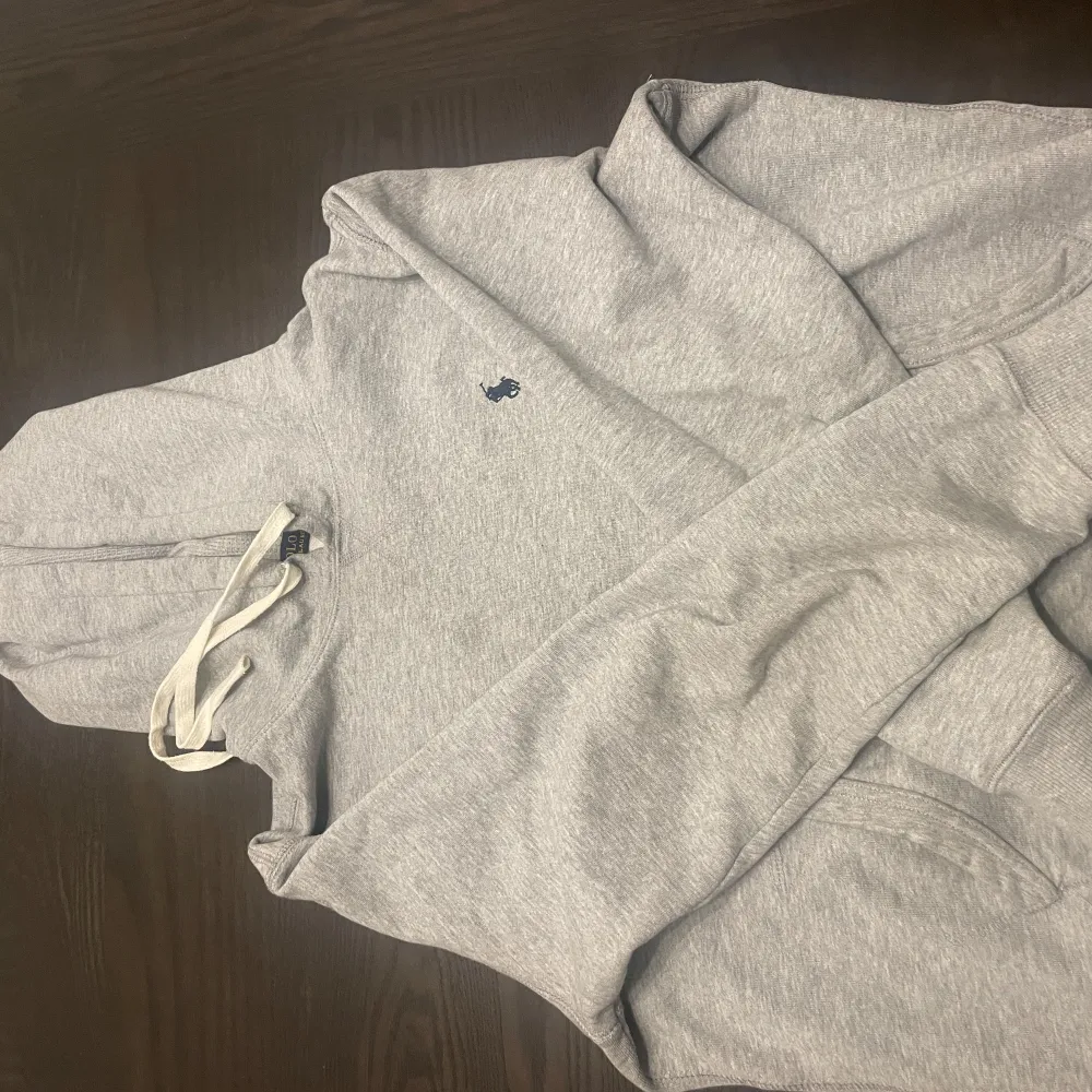 Hej ! Säljer nu min polo ralph lauren hoodie för ett shcysst pris , knappast använd och är i nyskick. Storlek M. Hoodies.