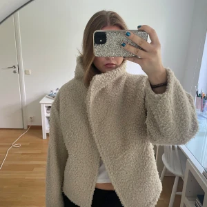 Höstjacka - Säljer denna superfina jacka från gina som jag köpte i våras för 400kr!! Jättefint skick förutom att en knapp gått sönder men den funkar att stänga som vanligt!❤️❤️❤️storlek xs men passar också S