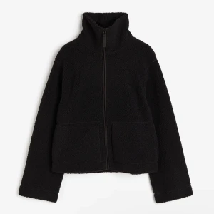 Teddy/pile jacka från hm - Säljer denna helt slutsålda jacka/kofta från hm. Sparsamt använd och har inga defekter! Hör gärna av er vid frågor💗 budet är på 540kr nu