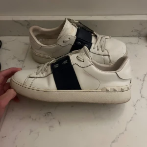 Valentino garavani skor  - Säljer mina snygga valentino skor i färgen mörkblått. Dom är i använt skick, 7,8/10 pga en liten söm som har lossnat (se bild 3). 