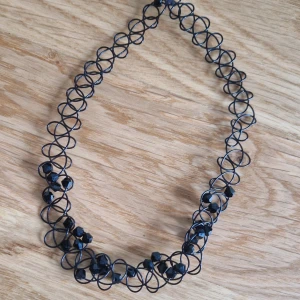 Svart choker - Elastiskt svart chokerhalsband med svarta pärlor. Fint skick!