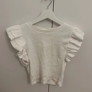 Topp - Topp från Zara med volang, storlek M✨