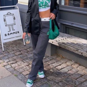 Gråa Dickies Unisex - Använda fåtal gånger, man kan vika ner kanten så att dickies texten syns eller bära de som vanliga gråa kostymbyxor. Storlek är en S, och är långa i benen. Köpta för 749kr.