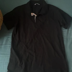 Burberry polo - Stilren politröja. Ej använd sedan köpt. Säljer för 990. Pris kan diskuteras