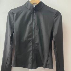 Zip up träningströja  - Jättefin svart zip up träningströja från Shein i M Mycket bra skick 