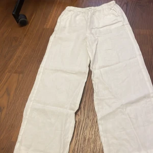 Hm linnebyxor -  väldigt fina linne byxor från H&M, storlek 8-9 men ganska stor i storleken.