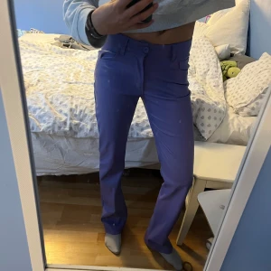 Skinnbyxor - Ett par jätte coola Skinnbyxor från bikbok!💞