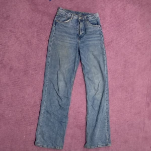 Wide jeans - Vanliga basic wide leg jeans. Sköna. Går att justera vid midjan.