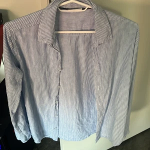 Kappahl skjorta blå vit - Säljer denna då den är alldeles för liten för mig och ligger bara här hemma. Den är i väldigt bra skick och hann bara andvända den i en två månader Max.