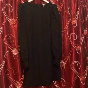 Dam klänning  - Jättefin dam klänning från HM i storlek  M. Har använd ändats få tal gånger.