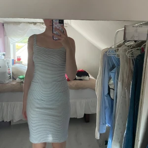 Klänning  - Randig klänning med en liten slit där bak från Zara i storlek S 