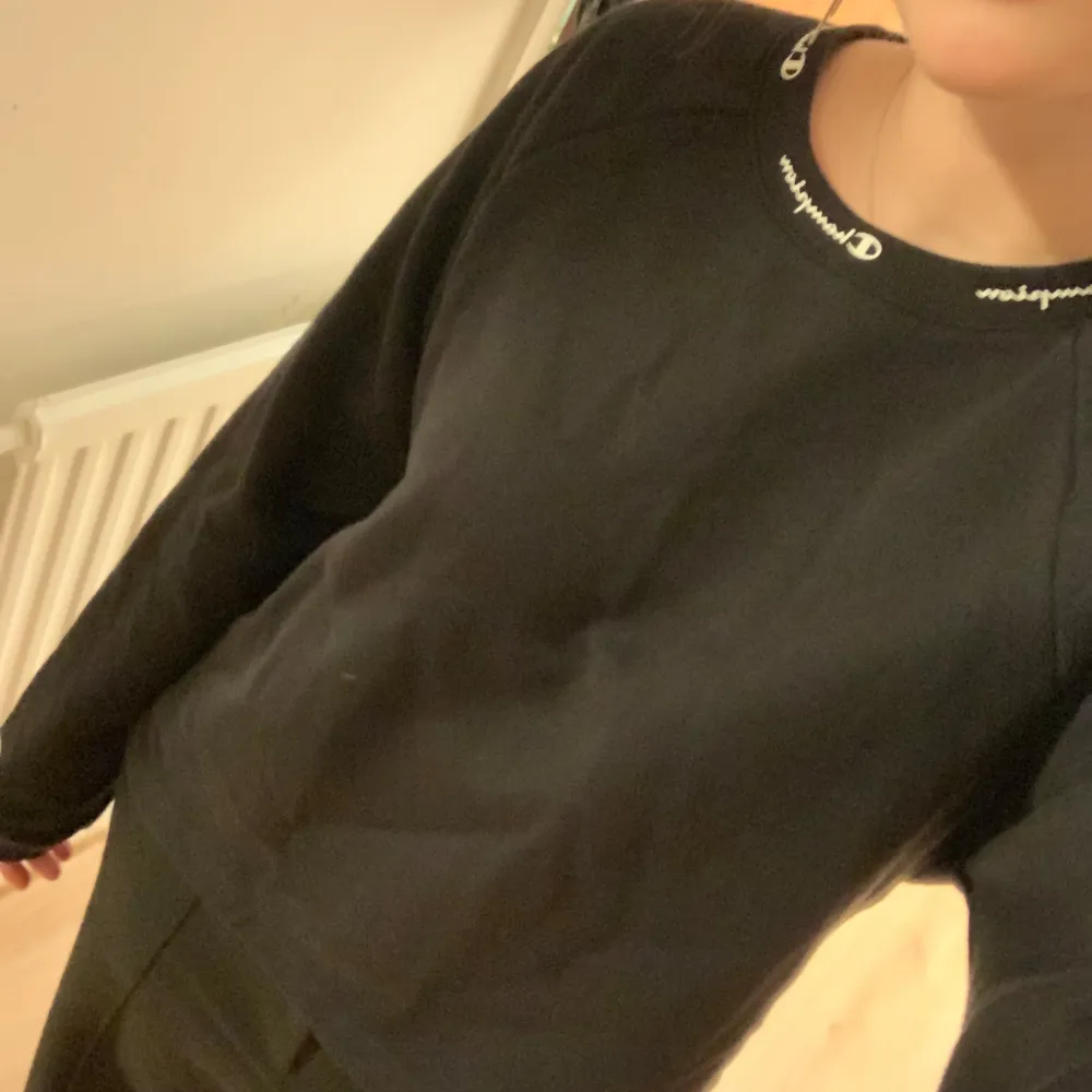 Champion cropped sweatshirt. I bra skick( har använt 4-5 gånger) Sitter oversized. Rensar ur min garderob så säljer det jag inte använder. Det är bara att kontakta mig om du har några frågor. . Hoodies.