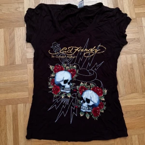 Ed hardy t-shirt - Super cool Ed Hardy t-shirt som tyvärr blivit för liten:( Bra passform som är kroppsnära❣️