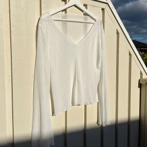 Off shoulder tröja  - En vit genomskinlig off shoulder tröja som är så fin över ett linne! Storlek S men skulle säga att den passar även xs. Tröjan går även att använda åt båda hållen, antingen med v ringning eller en rak hals🧡 basic vit tröja från Nelly