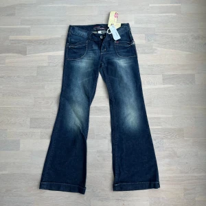 Bootcut Jeans - As snygga tjej jeans! Dem är i strålande skick, kom DM vid frågor :)