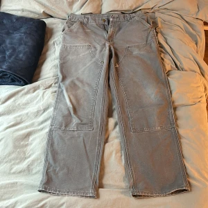 Carhartt doubleknee - Snyggt slitna ”vintage” carhartt doubleknees. Slutat använda dem tyvärr därav jag säljer dem. Storlek 34x32 
