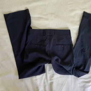 Lågmidjade kostymbyxor  - Säljer dessa lågmidjade kostymbyxor/chinos från Tiger of Sweden!! 