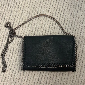 Väska  - En super snygg väska med kedja vet inte vilket märke det är ❤️ kontakta för fler frågor ❤️ köparen står för frakten ❤️