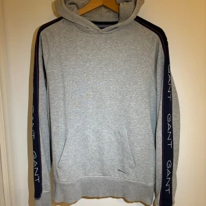 Gant Hoodie’s - Säljer nu två Gant Hoodies som är i bra skick, jätte användbara och sitter fint till nästan allt! En som är helvit och en som är i färgen grå.  Säljer en för 250kr och två för 400kr. Bara att höra av er vid frågor! 