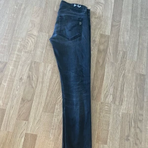 Dondup George stl 31 - Fina Dondup jeans som knappt är använda! Hör av er vid fler frågor, pris kan diskuteras. Skickas med Postnord✅📦