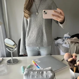 Stickad tröja - Stickad tröja från Vero Moda som är sparsamt använd. Lånad bild fråga gärna om fler💗