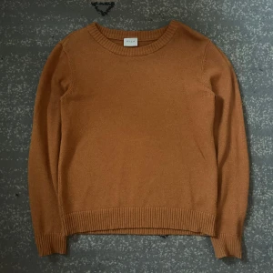 Orange vila tröja - Vacker orange vila tröja i storleken S fast den passar även M superbra. Den är använd men fortfarande i gott skick utan några defekter alls. Flera bilder kommer snart.