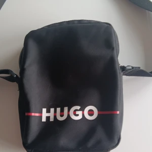 Typ helt ny väska - Svart hugo boss väska