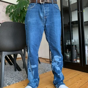 Byslik Malcolm X jeans  - Hej! Säljer nu mina Byslik Malcolm X jeans, storleken är 34/32 och är 174 cm så är ganska baggy, finns tecken på slitage men annars väldigt gott skick, skriv om du är intresserad:)