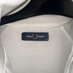 Fred Perry kofta - Bra skick rätt gammal men knappast sliten.