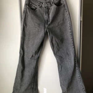 Jeans NA-KD - Hej!! Säljer mina jeans och dessa är endast använda en gång. Lite stor i midjan samt vid fötterna ”svänger” jeansen ut. Väldigt snyggt till boots. Jag tyckte tyvärr inte att det var min stil.