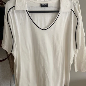 T shirt - Stor T shirt med krage från clique  Köpt på myrorna men har själv aldrig använt den 