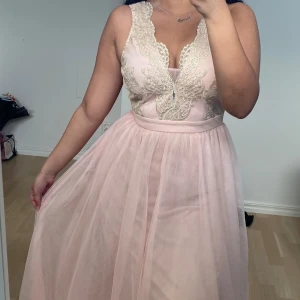 Baby rosa klänning (balklänning)  - Har används endast en gång, ser ut att vara helt ny. Köpte den för 900kr. Framhäver kroppen och midjan. Perfekt för bal, bröllop eller födelsedagsfest. 