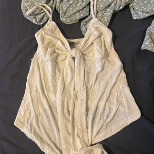 Gina tricot linne - Bra skick , har en liten tråd som sticker upp. Men går att fixa. Enkelt 