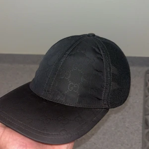Gucci keps nylon - Helt ny gucci keps nylon som är sällsynt, kommer med box, dustbag, ticket men tyvärr ingen kvitto eftersom morsan slängde den