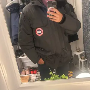 Säljer nu min Canada Goose vinterjacka. Perfekt jacka nu inför vintern.  Storlek L