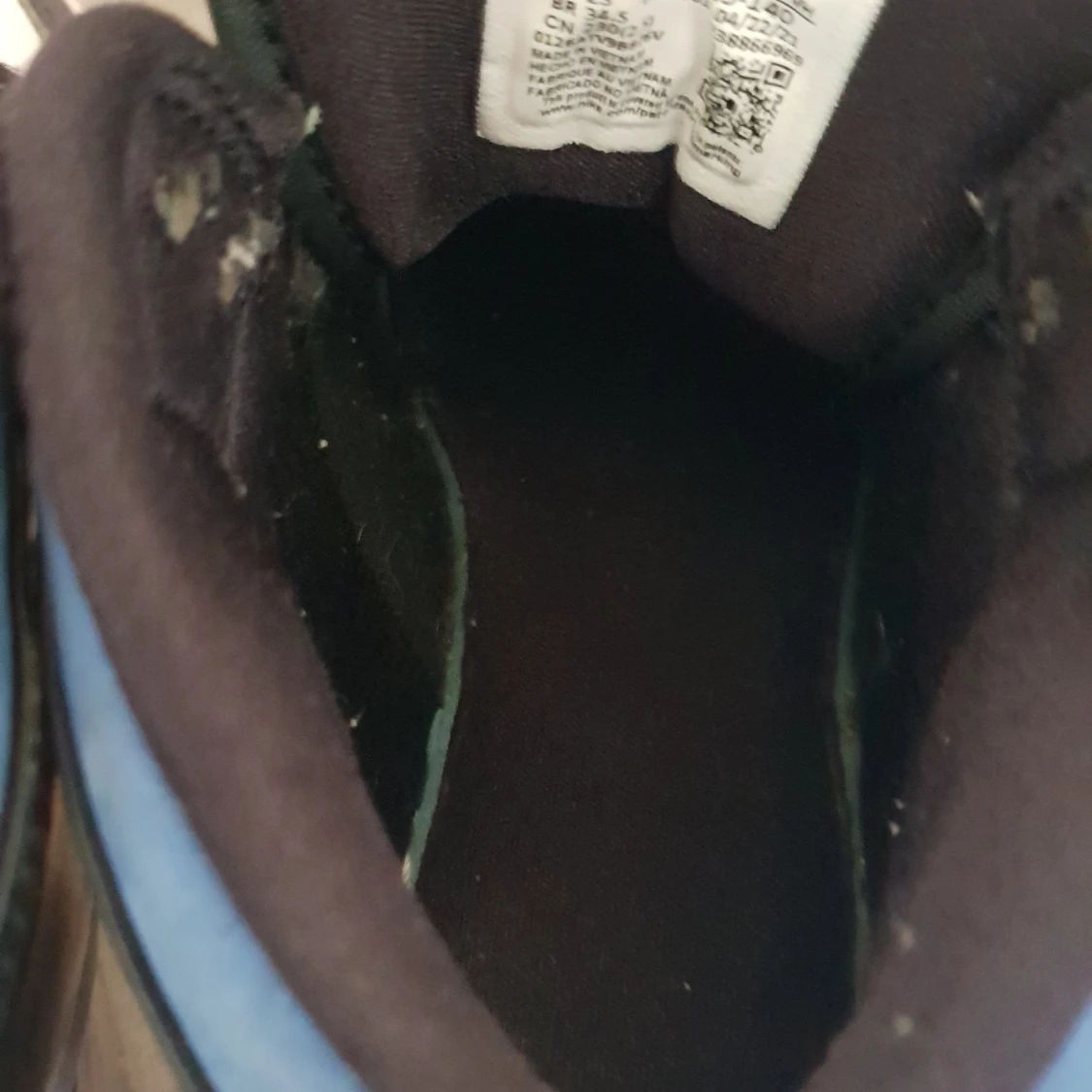 Nike Air Jordans i svart, blå och vit