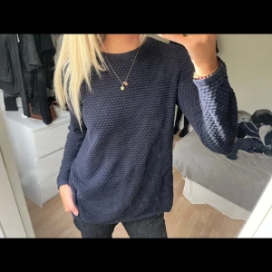 Tröja  - Marinblå tröja fråm cos, jätte skönt material, lite oversized fit💙 Fint skick