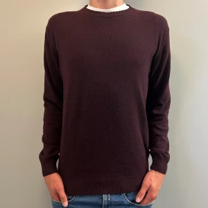 Mörkbrun tröja från Oscar Jacobson - Skön vinröd tröja i kashmirblanding från Oscar Jacobsson, storlek L men passar M! Mycket bra skick, inga defekter eller liknande. Skriv vid funderingar!