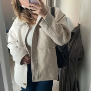 Beige kappa - En kappa som är köpt här från plick! Säljer då jag köpt en annan💓