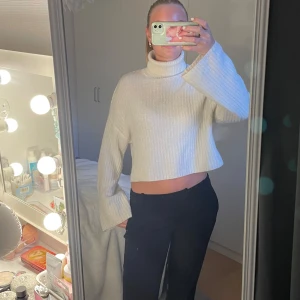 Stickad tröja - Vit stickad tröja med polokrage från h&m i storlek XS men känns som S. Den är stretchig och det finns en liten sminkfläck som gör bort i tvätten som man ser på sista bilden