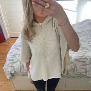 Stickad Hoodie🌟 - Superfin stickad Hoodie, lite ”poncho” liknande😍perfekt nu till hösten. Bild lånad från förra ägaren, säljer då den inte kommer till användning längre. Inga defekter💘💘