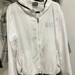 Ea7 jacka - Jackan är i storlek M och i nytt skick, den är bara testad och inte använd. Säljer den för 550. Jag skickar mer bilder om det behövs. 