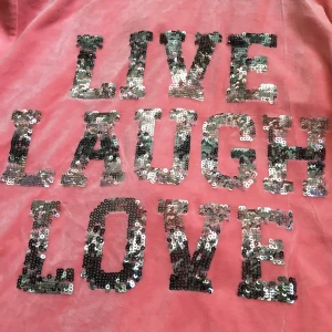 SKIT SNYGG TRÖJA - as cool track-suit jacka från cubus med ”live laugh love” på ryggen skriver med paljetter💖 är xl men sitter som L/M💎 skriv privat om du vill ha bilder på!  