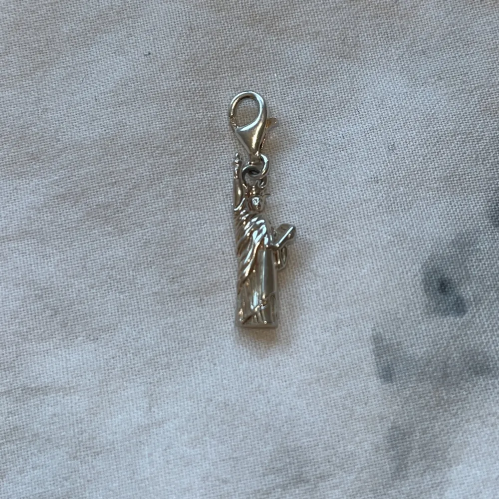 Säljer dessa Thomas Sabo berlocker för 400 alla tillsammans kostade ungefär 800-900 inte helt säker. Gillar dem bara Inge nå mer.🩷. Accessoarer.