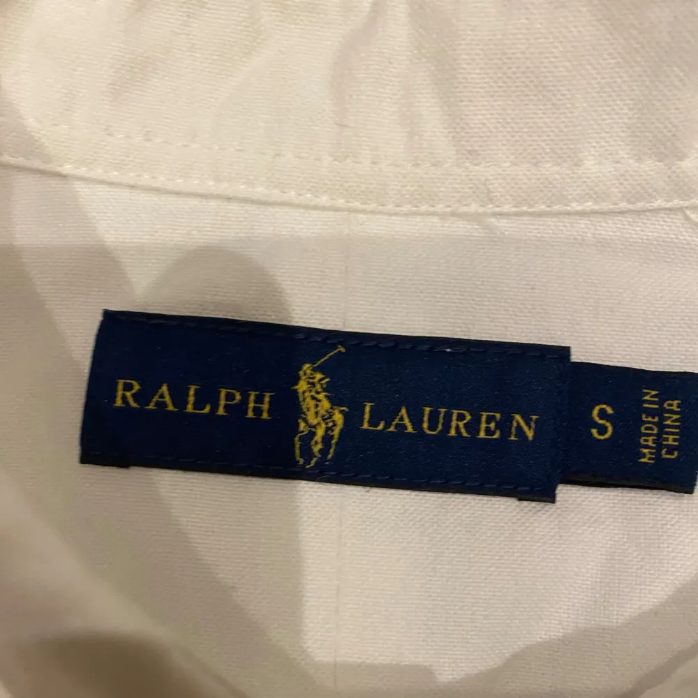 Köpte den från Ralph Lauren men tyvärr var den för stor och jag använde den nästan aldrig. Den är som helt ny och har inga fel.. Skjortor.