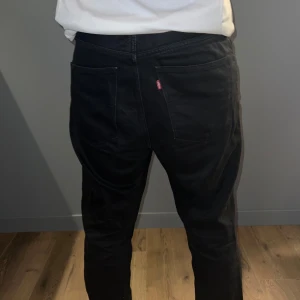 Svarta Levi’s Jeans  - Svarta Levi’s Jeans använda typ 5 gånger å sälj för int används längre Modell 182 cm