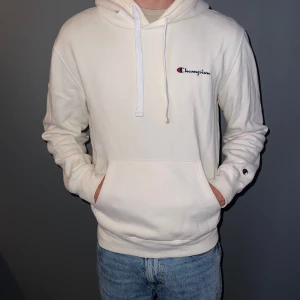 Champion hoodie (vit) - Hoodien är i bra skick och har används ett fåtal gånger. Storleken är L.