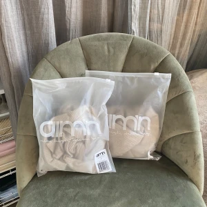 Beige ribbad croppad tröja från Aim'n - Säljer detta superfina beige, ribbade set från Aim’n!😍- en croppad tröja från Aim'n och ett par ribbade tränings tights. toppen är i storlek M och har långa ärmar. tightsen är i storlek S. Setet är i nyskick och kommer i originalförpackning. Passar 